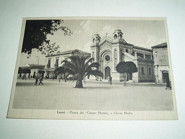 Cartolina Locri - Piazza dei Cinque Martiri e Chiesa Madre …