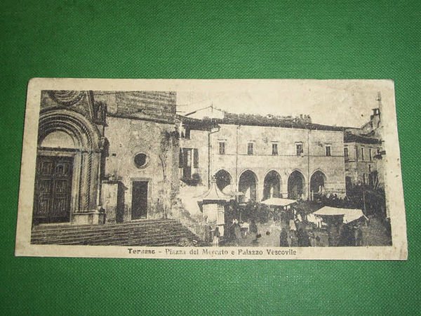 Cartolina Teramo - Piazza del Mercato e Palazzo Vescovile 1930 …