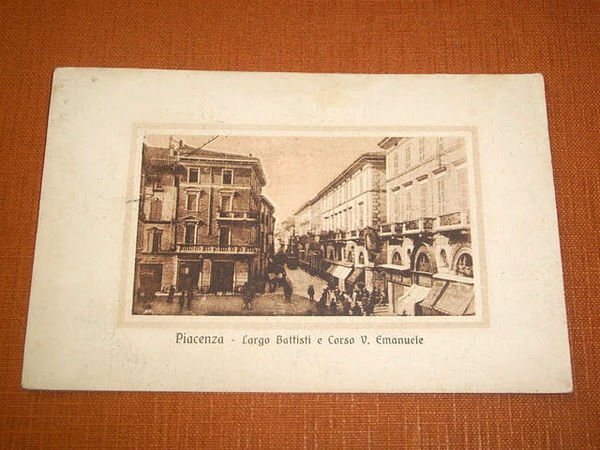 Cartolina Piacenza - Largo Battisti e Corso V. Emanuele 1921