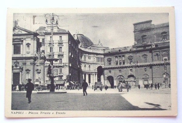 Cartolina Napoli - Piazza Trieste e Trento 1938.