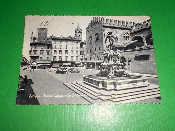 Cartolina Bologna - Piazza Nettuno e via Indipendenza 1960