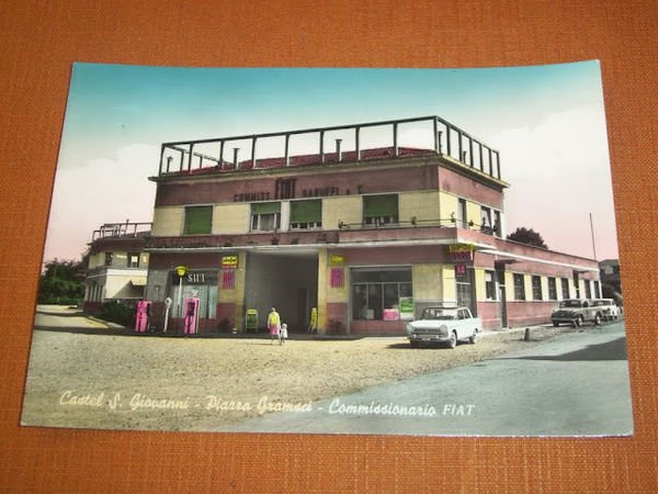 Cartolina Castel S. Giovanni - Piazza Gramsci - Commissionario FIAT …