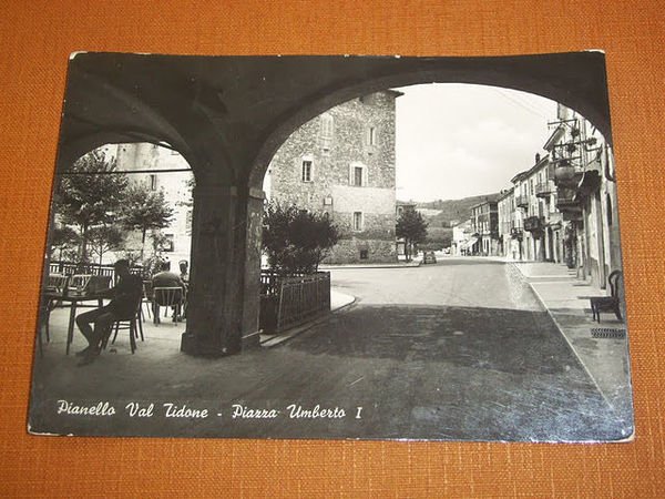Cartolina Pianello Val Tidone - Piazza Umberto I 1953