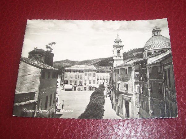 Cartolina Varese Ligure - La Piazza 1953.