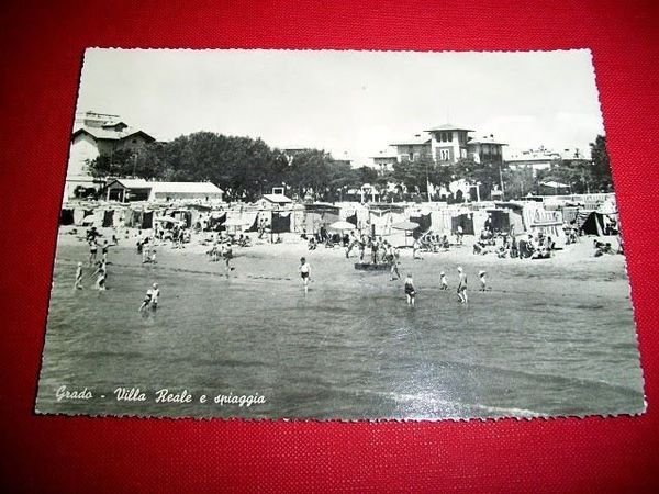 Cartolina Grado - Villa Reale e spiaggia 1950 ca.
