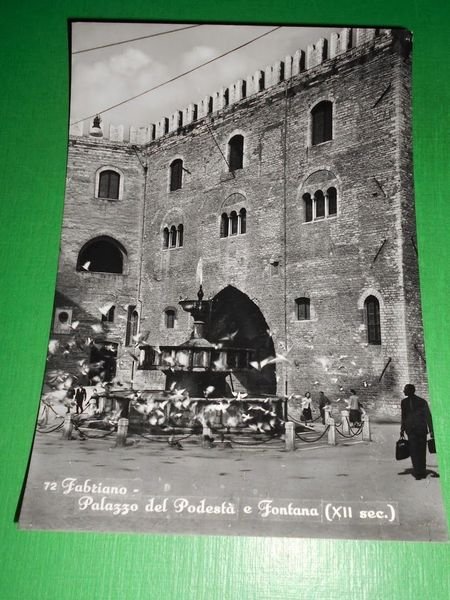 Cartolina Fabriano - Palazzo del Podestà e Fontana 1950 ca.