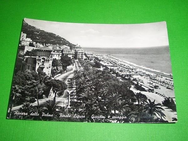 Cartolina Finale Ligure - Spiaggia e Giardini 1958