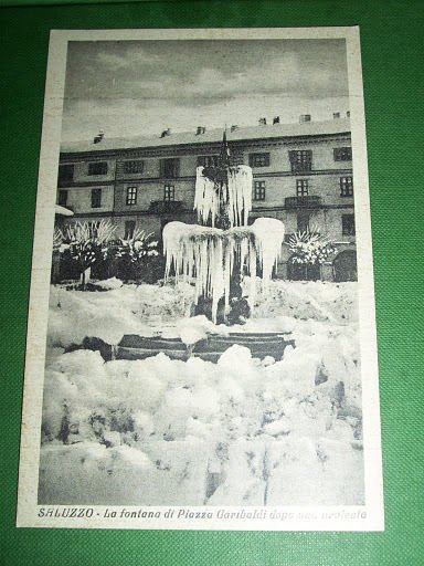 Cartolina Saluzzo (Cuneo) - La fontana di Piazza Garibaldi dopo …