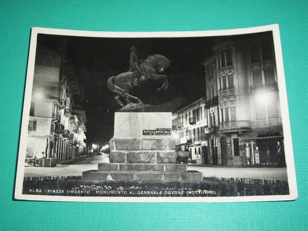 Cartolina Alba ( Cuneo ) - Piazza Umberto - Monumento …