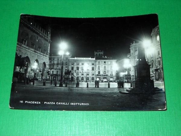 Cartolina Piacenza - Piazza Cavalli ( notturno ) 1949