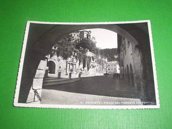 Cartolina Rovereto - Piazza del Podestà dai Portici 1937