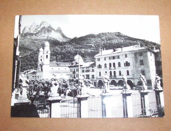 Cartolina Agordo - La piazza con il M. Framont 1967