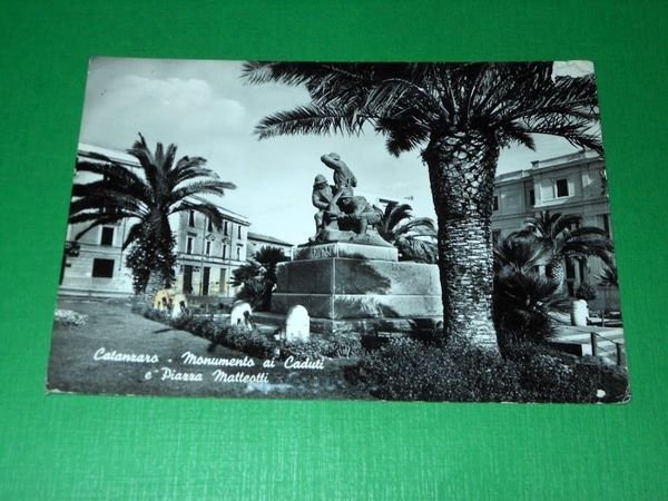 Cartolina Catanzaro - Monumento ai Caduti e Piazza Matteotti 1965