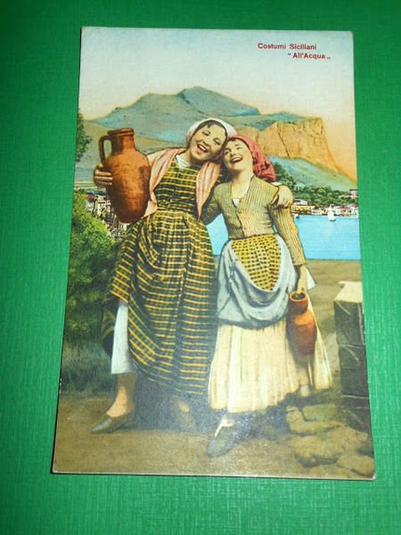 Cartolina Costumi Siciliani - All' acqua 1920 ca