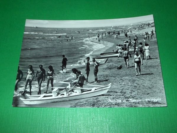 Cartolina Marina di Massa -- Spiaggia -- 1955 | Immagine principale