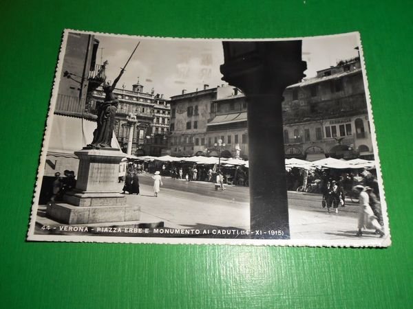 Cartolina Verona - Piazza Erbe e Monumento ai Caduti 1940