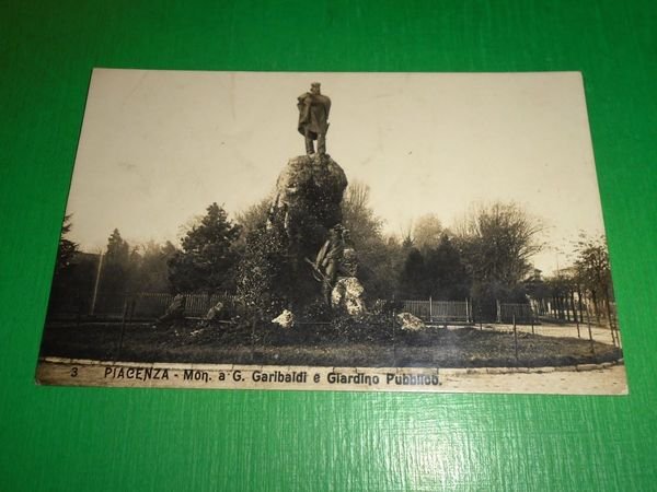Cartolina Piacenza - Monumento a G. Garibaldi e Giardino Pubblico …