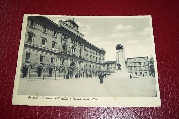 Cartolina Taranto - Palazzo degli Uffici e Piazza della Vittoria …
