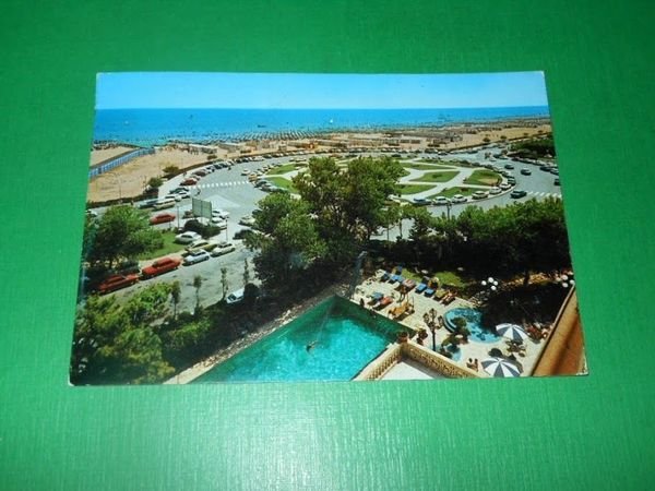 Cartolina Rimini - La Rotonda e spiaggia 1975