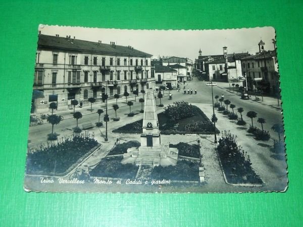 Cartolina Trino Vercellese - Monumento ai Caduti e giardini 1955