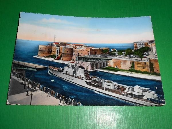 Cartolina Taranto - Ponte Girevole aperto con passaggio di nave …