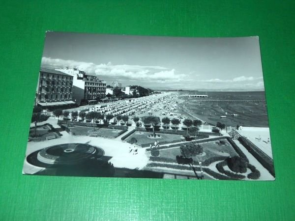 Cartolina Grado - Panorama della spiaggia e giardini 1962