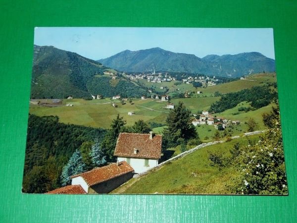 Cartolina Selvino - Panorama - In primo piano frazione Ama …