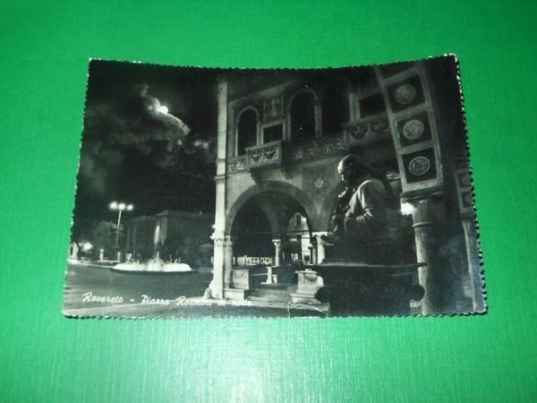 Cartolina Rovereto - Piazza Rosmini di notte 1954
