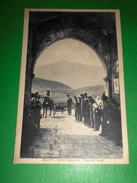 Cartolina Melfi - Porta Venosina - Costumi locali 1940 ca