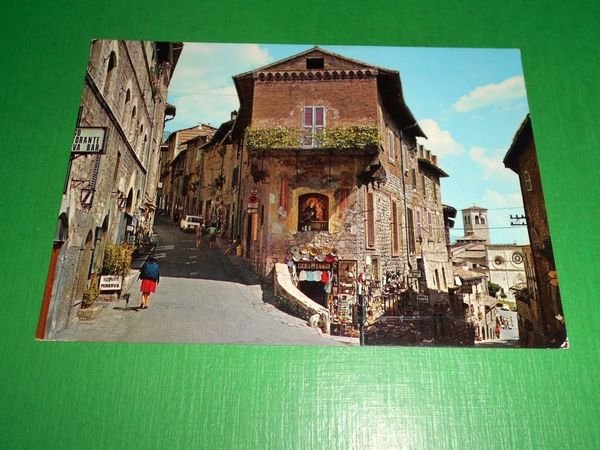 Cartolina Assisi - Vie medioevali sullo sfondo la Chiesa di …