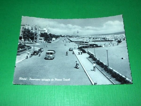 Cartolina Rimini - Panorama spiaggia da Piazza Tripoli 1961