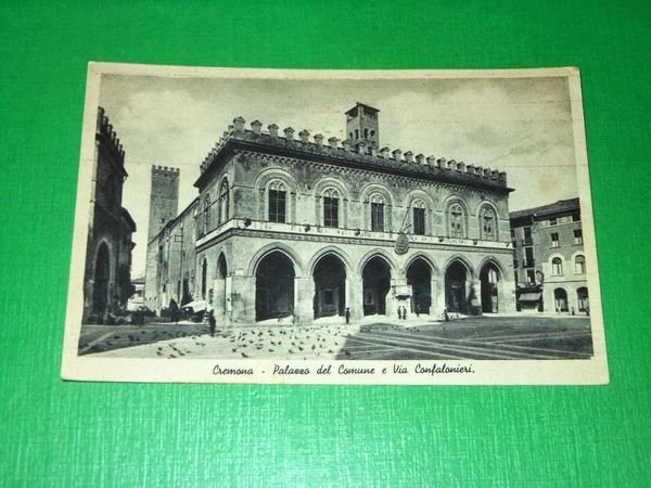 Cartolina Cremona - Palazzo del Comune e Via Confalonieri 1943