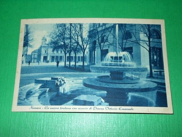 Cartolina Novara - La nuova fontana con scorcio di Piazza …
