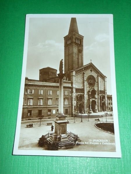Cartolina Piacenza - Piazza del Duomo e Cattedrale 1936