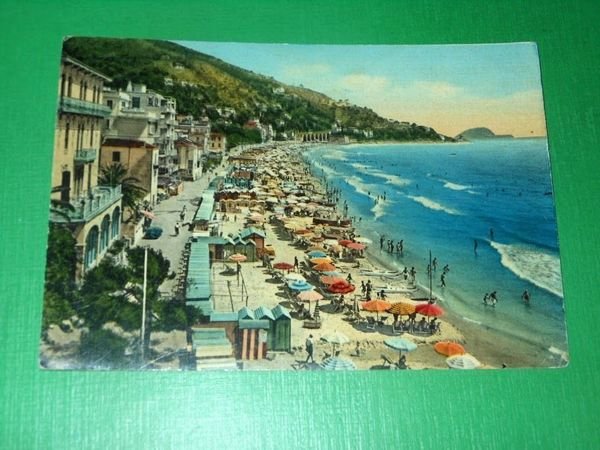 Cartolina Alassio - Spiaggia e isola 1958