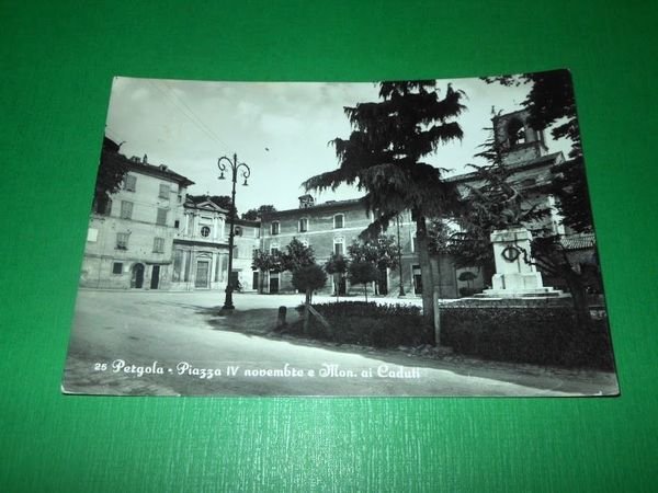 Cartolina Pergola - Piazza IV Novembre e Monumento ai Caduti …