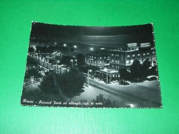 Cartolina Rimini - Oriental Park ed alberghi visti di notte …