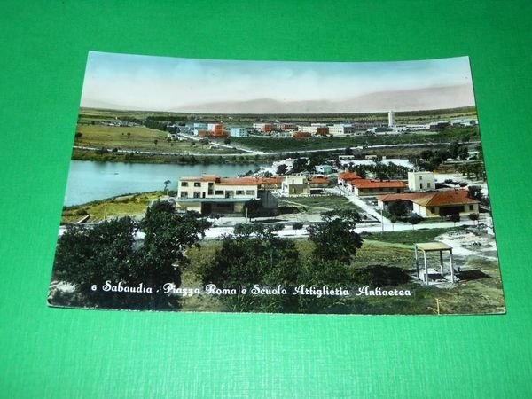 Cartolina Sabaudia - Piazza Roma e Scuola Artiglieria Antiaerea 1953.