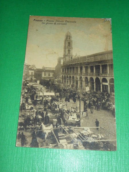 Cartolina Faenza - Piazza Vittorio Emanuele in giorno di mercato … | Immagine Gallery 1