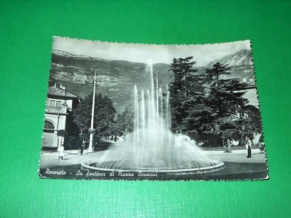 Cartolina Rovereto - La fontana di Piazza Rosmini 1951.
