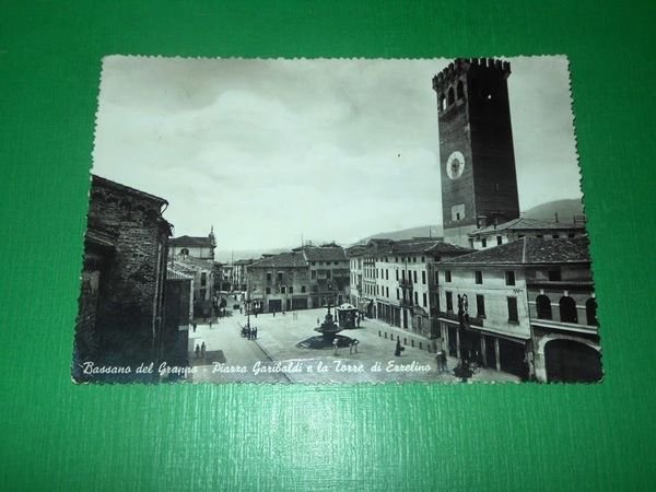 Cartolina Bassano del Grappa - Piazza Garibaldi e la Torre …