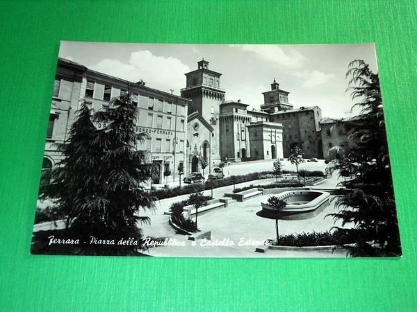 Cartolina Ferrara - Piazza della Repubblica e Castello Estense 1960 …