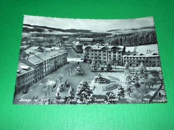 Cartolina Asiago - Piazza Carli e Viale Trento Trieste 1959