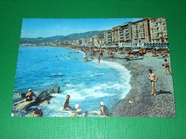 Cartolina Riviera dei Fiori - Varazze - La spiaggia 1969