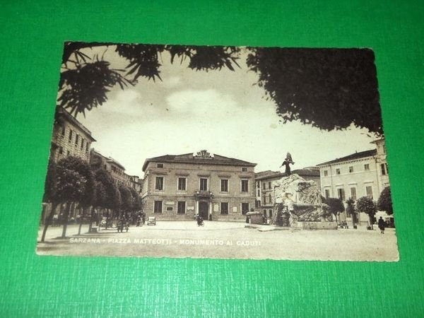 Cartolina Sarzana - Piazza Matteotti - Monumento ai Caduti 1950