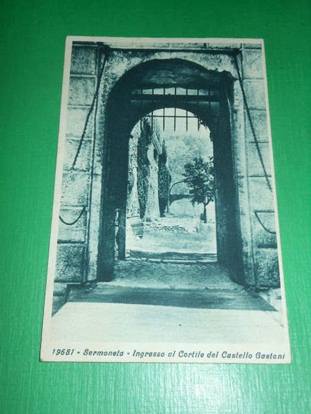 Cartolina Sermoneta - Ingresso al Cortile del Castello Gaetani 1930. | Immagine Gallery 1