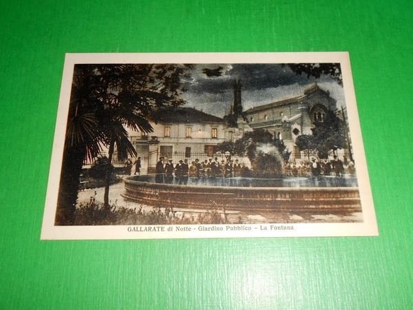 Cartolina Gallarate di notte - Giardino Pubblico - La Fontana …