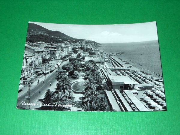 Cartolina Varazze - Giardini e spiaggia 1956