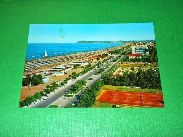 Cartolina Riccione - Lungomare e spiaggia -- 1970 | Immagine principale