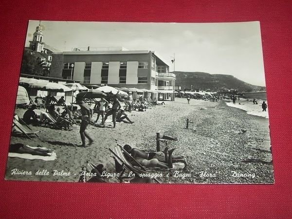 Cartolina Pietra Ligure - Spiaggia e Bagni Flora 1956.